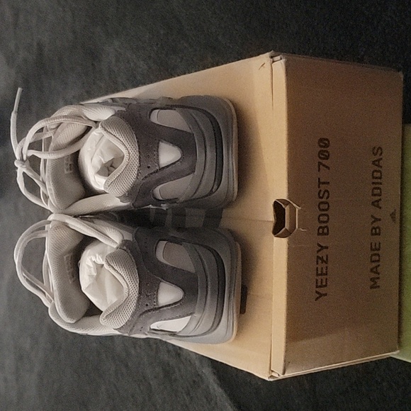YEEZY BOOST 700 V2 Size 10.5 - Picture 3 of 8